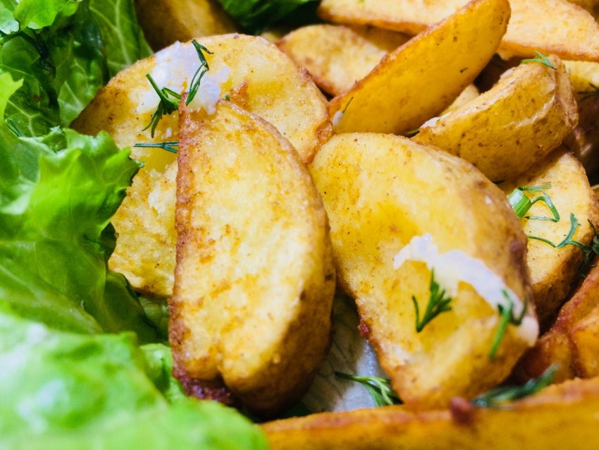 Картошка по деревенски с розмарином и чесноком в духовке фото