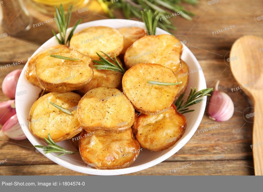 Жареный картофель с чесноком и розмарином