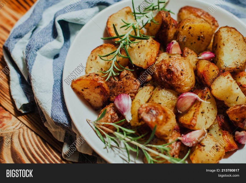 Картофель запеченный плющеный с розмарином и чесноком