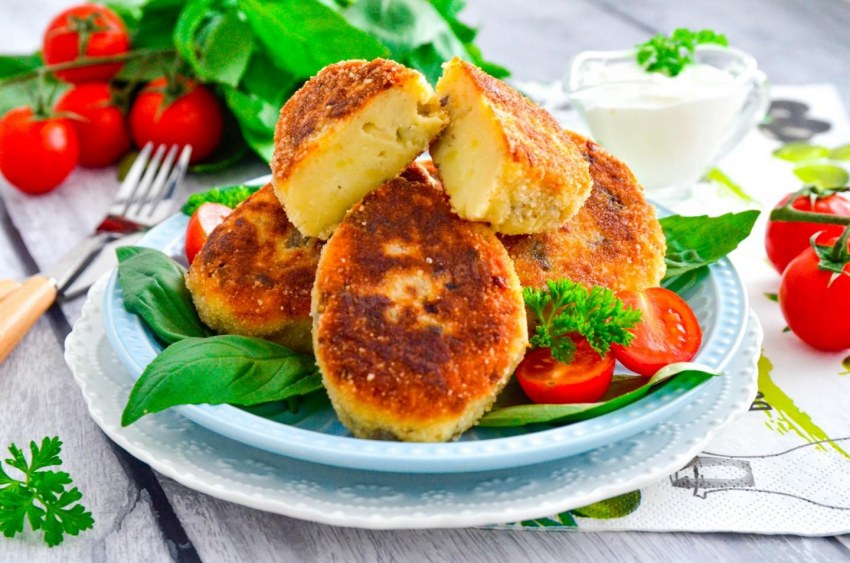 Картофельные котлеты с соусом