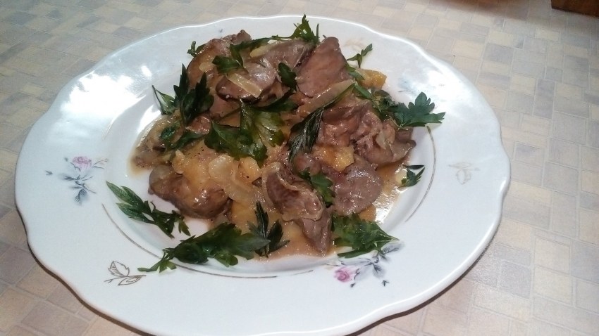 Жареная куриная печень с яблоками и луком