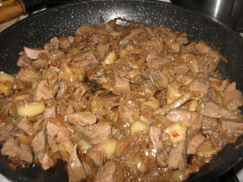 Печень говяжья запеченная с грибами