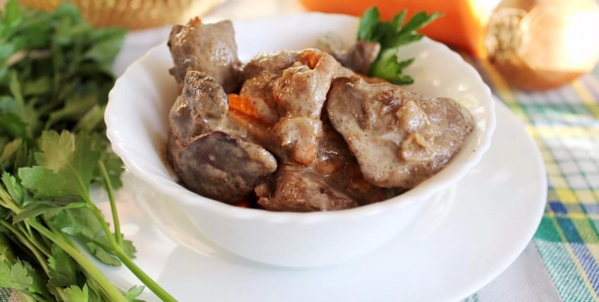 Куриная печень тушеная в сметане с луком и морковью