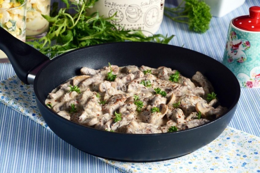 Печень куриная жареная с луком на сковороде