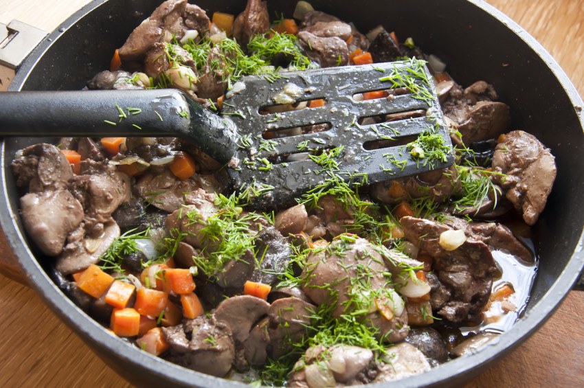 Куриная печенка с грибами