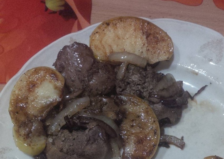 Куриная печень с луком и яблоком