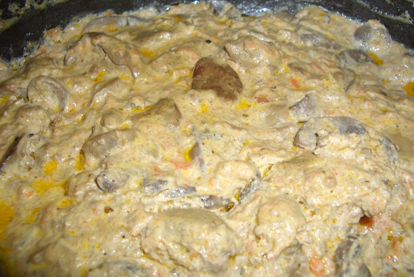 Куриная печень тушеная с овощами
