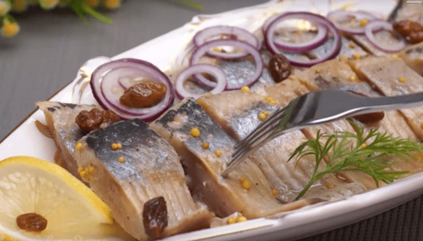 Скумбрия с луком и клюквой