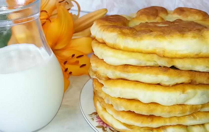 Лепешки с сыром и зеленью на сковороде