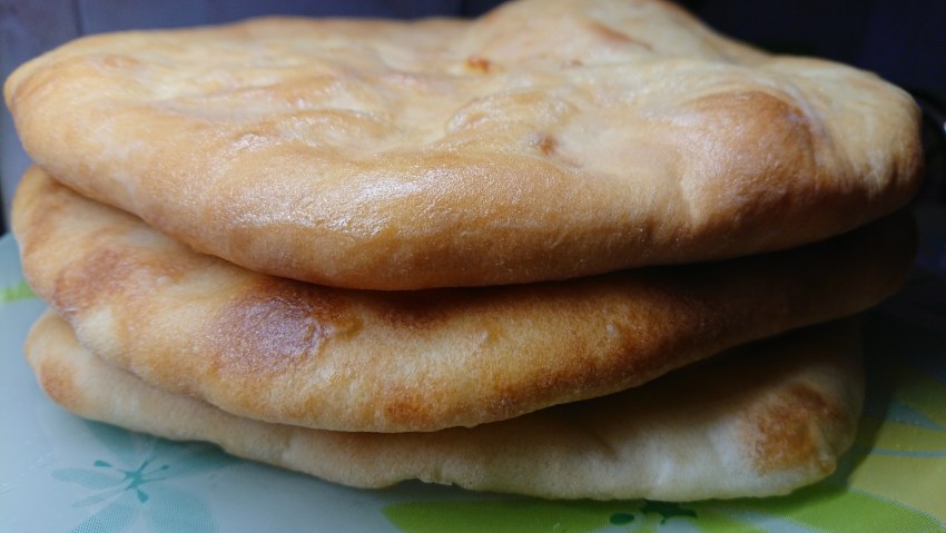 Лепешки с сыром и зеленью на сковороде