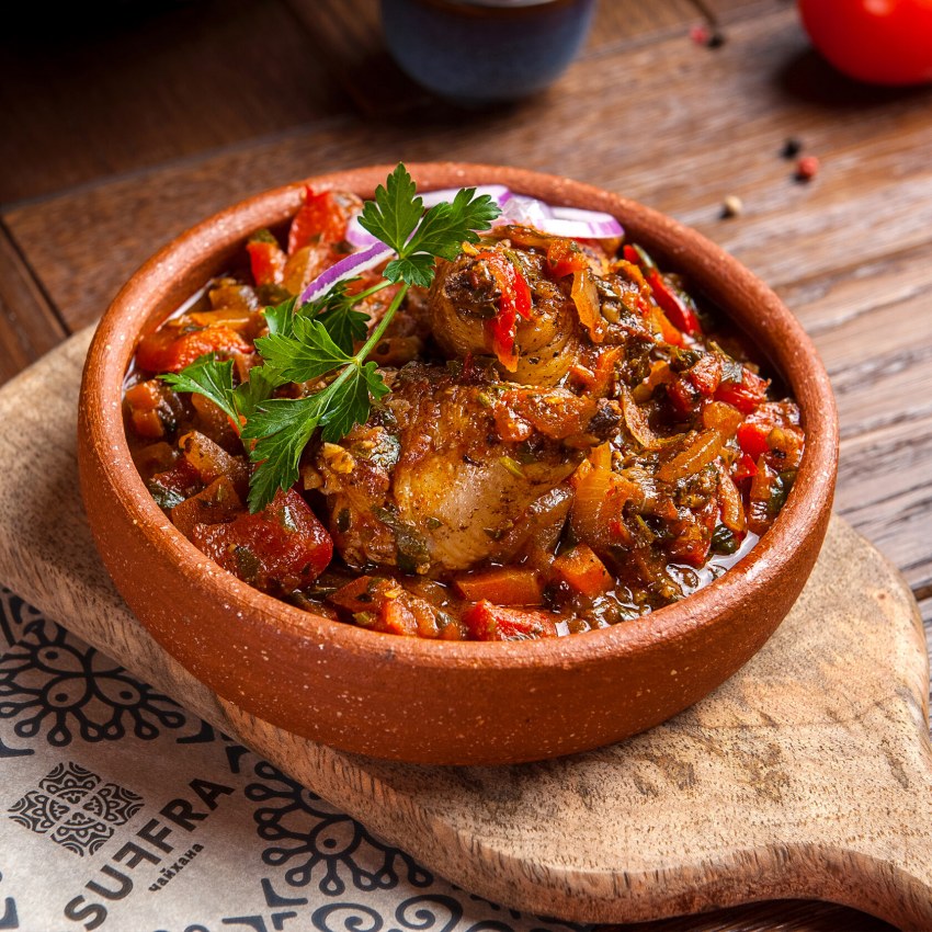 Грузинское блюдо из курицы чахохбили