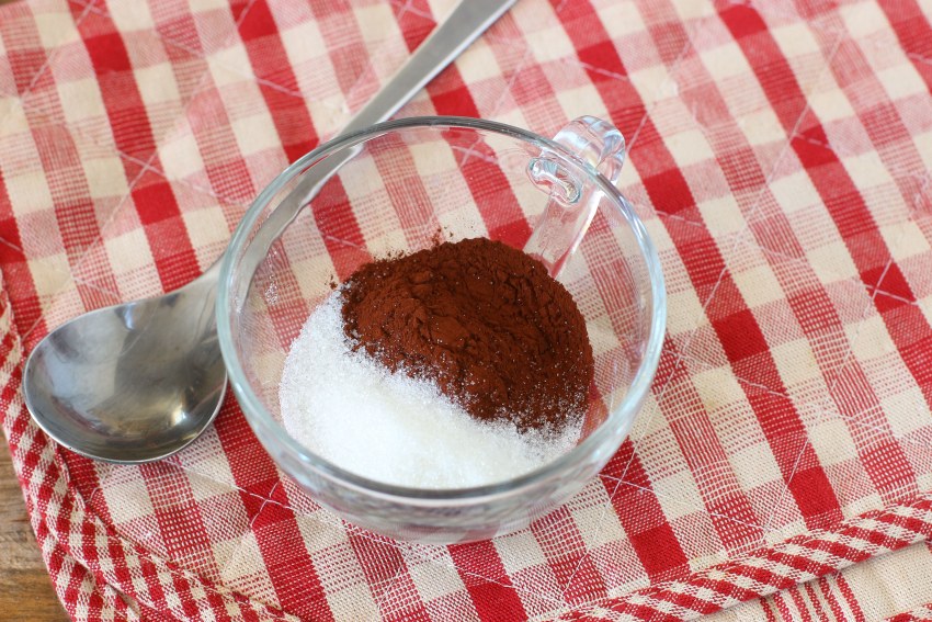 Шарлотка с какао порошком и шоколадной крошкой