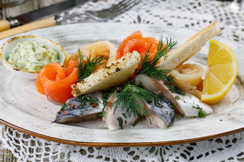 Бутерброд с килькой и яйцом