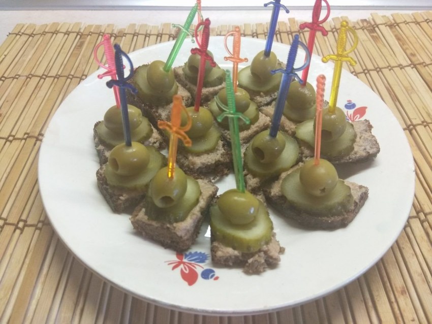 Канапе с печеночным паштетом