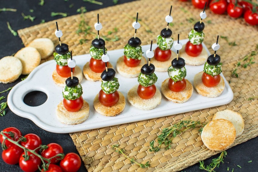 Канапе с крабовыми палочками