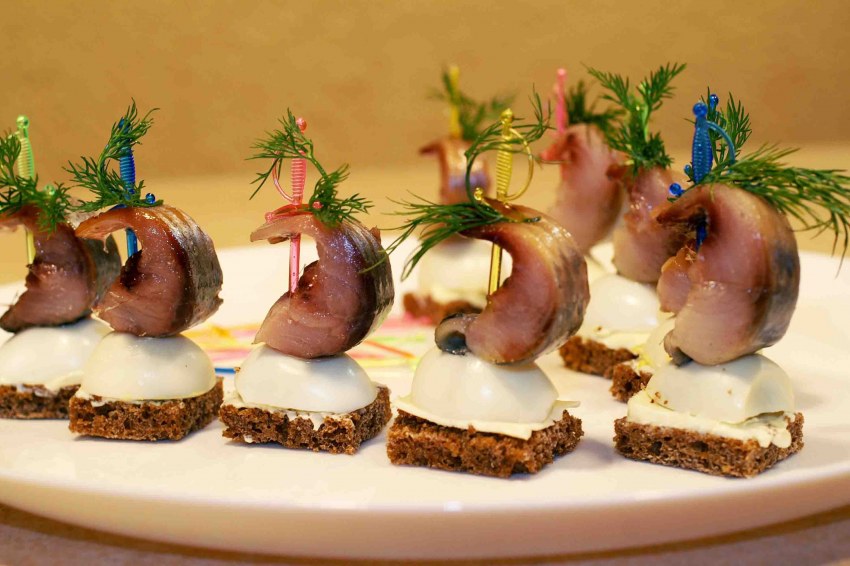 Канапе с колбасой и сыром