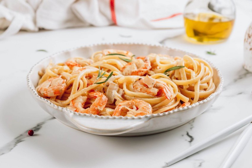 Жареные креветки с чесноком и сливками макароны