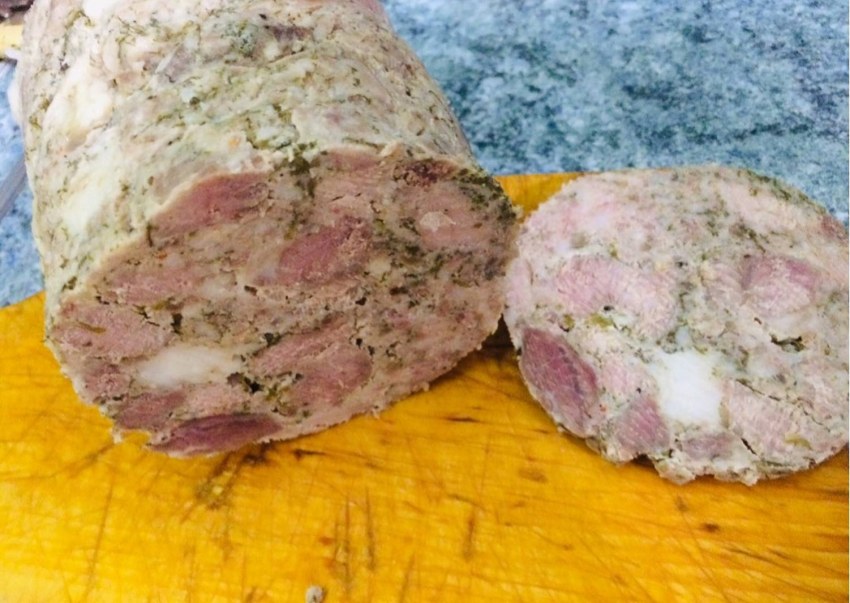 Куриный рулет в ветчиннице в кастрюле