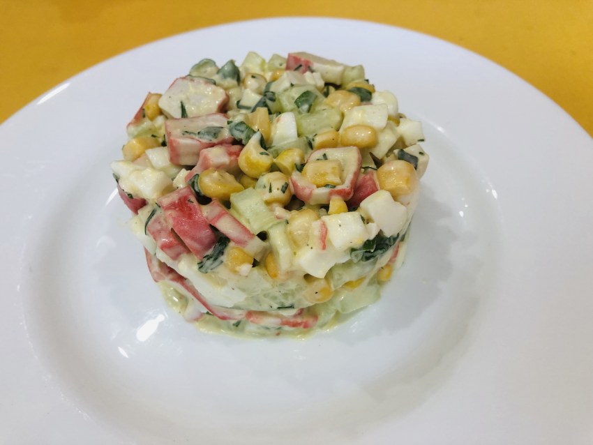 Салат с кальмарами и крабовыми палочками