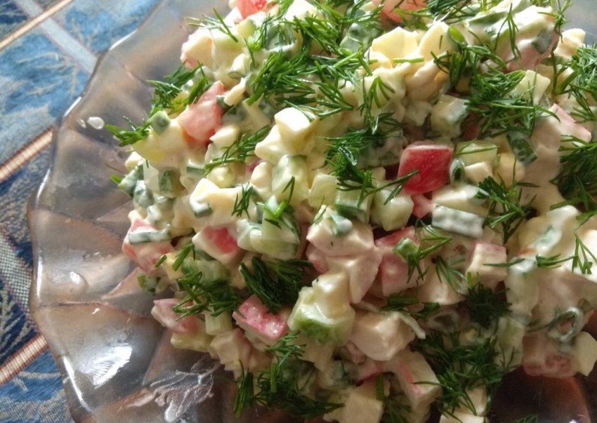 Салат с крабовыми палочками кукурузой яйцом луком