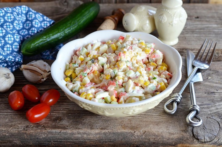 Салат Нарцисс с крабовыми палочками и яблоком