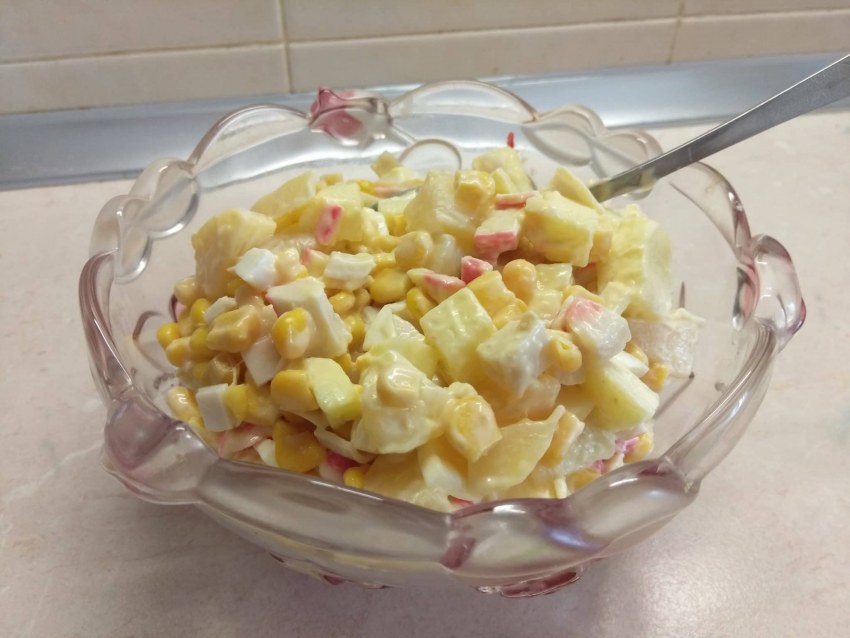 Салат с колбасным сыром