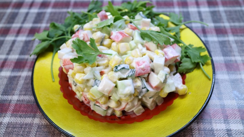 Салат нежность с крабовыми палочками и сыром