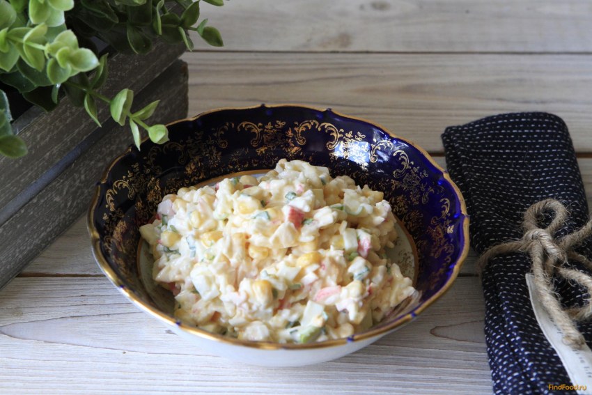 Салат с крабовыми палочками и кукурузой