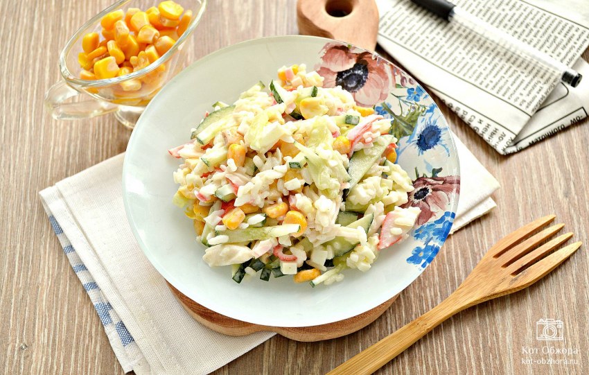 Салат с крабовыми палочками и фиолетовым луком