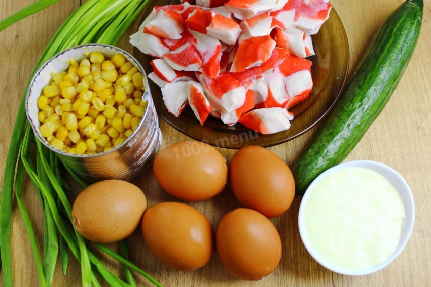 Салат с крабовыми палочками и рисом и огурцом
