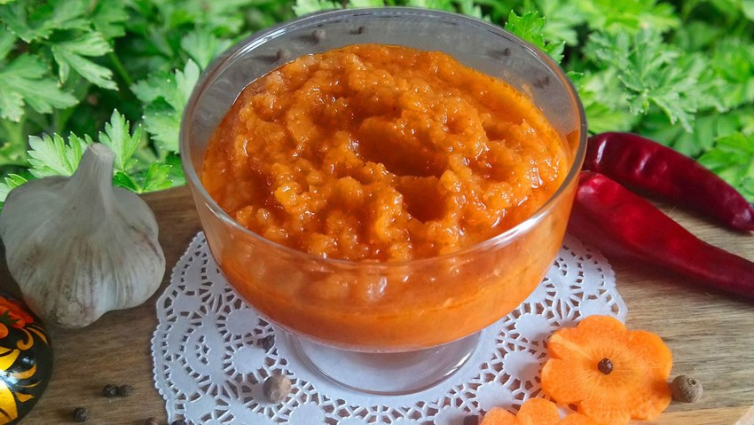 Кабачки натёртые на тёрке для моркови добавляем на сковороду