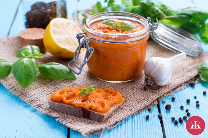 Кабачковая икра кабачки морковка лук помидоры фон