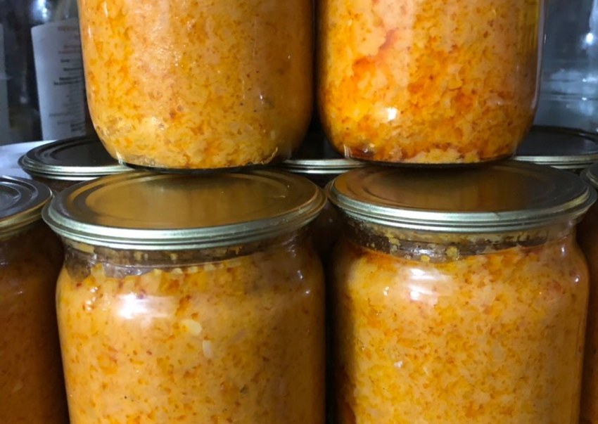 Салат из курицы риса и кабачковой икры
