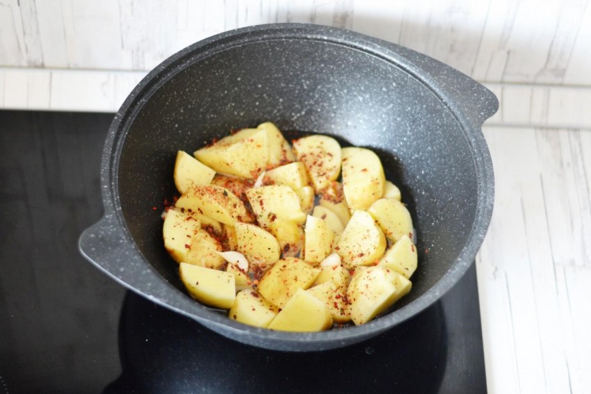Курица с картошкой на сковороде