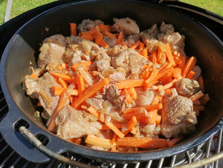 Мясо в утятнице на плите