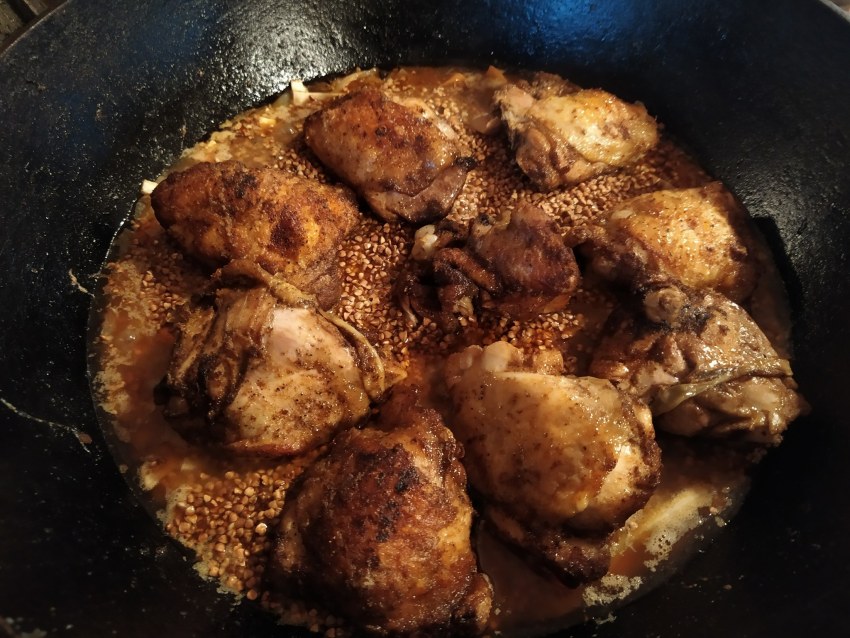Плов с курицей в казане на плите рассыпчатый