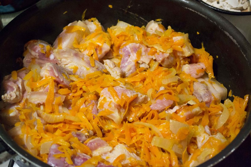 Свинина с луком и морковью