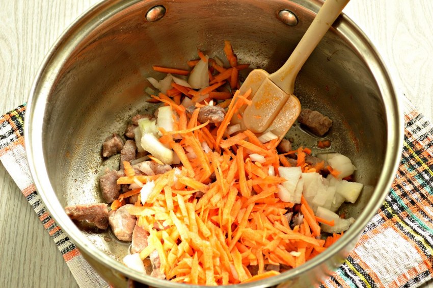 Свинина тушеная с луком и морковью