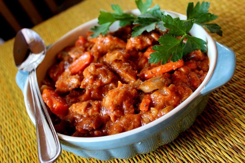 Печень говяжья тушеная с луком и морковью