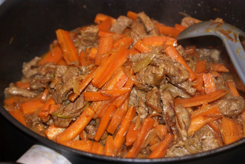 Тушёная говядина с луком и морковью