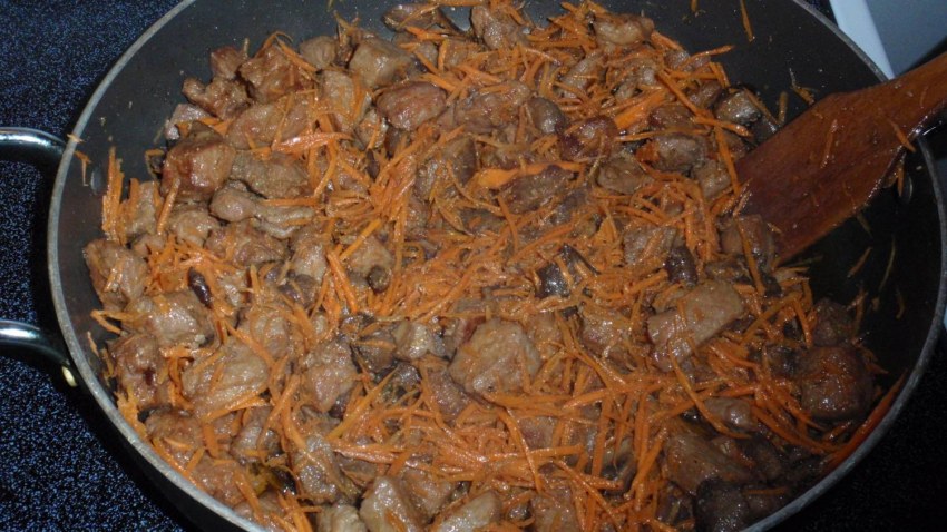 Треска с морковью, луком и солеными огурцами