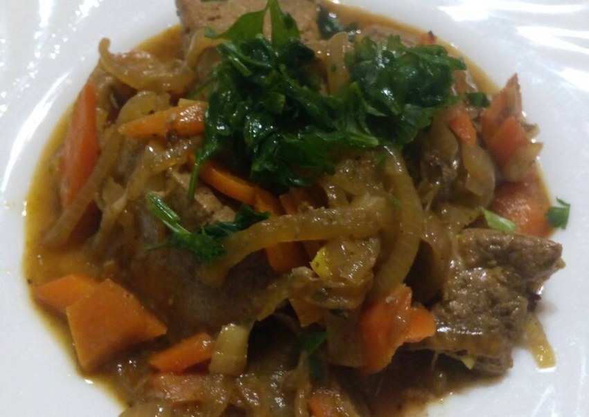 Оленина с луком и морковью