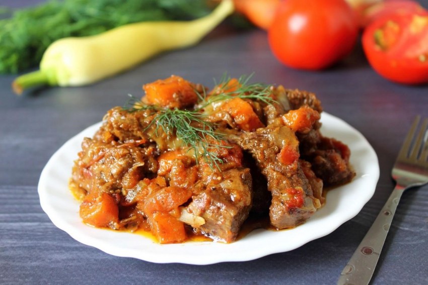 Свинина тушеная с овощами