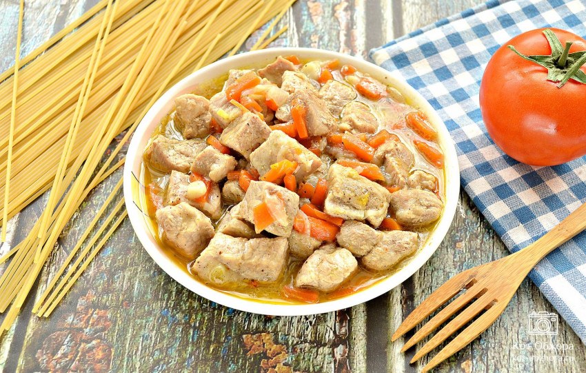 Мясо тушеное с луком морковью и перцем