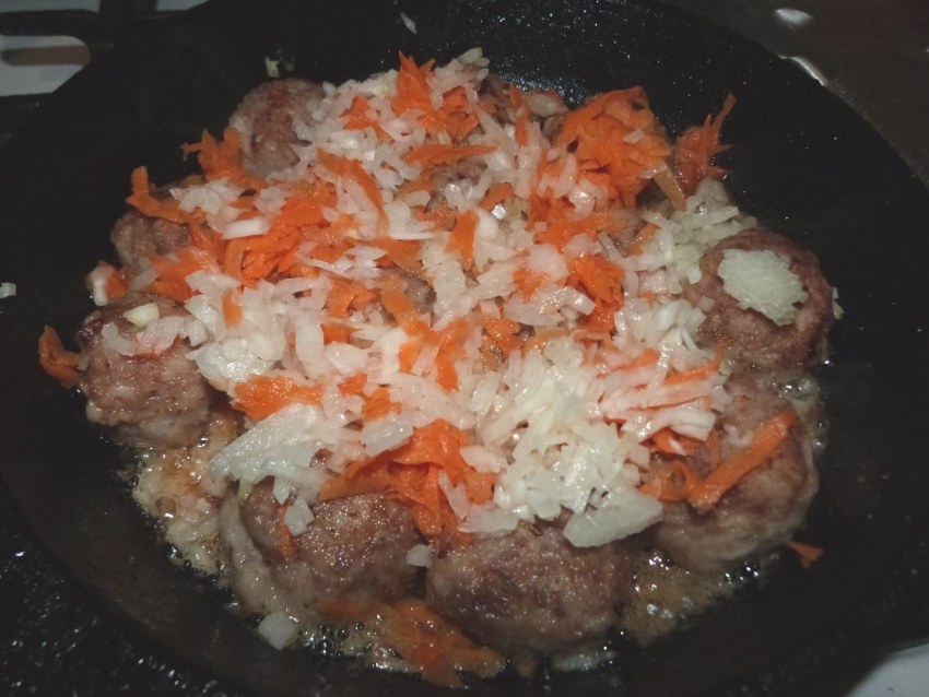 Отбивные с морковкой и луком