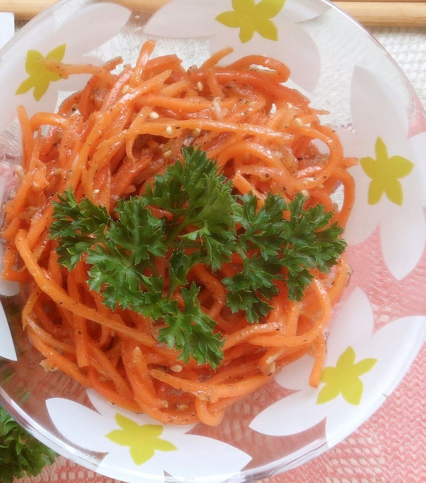 Салат с морковкой и маслинами