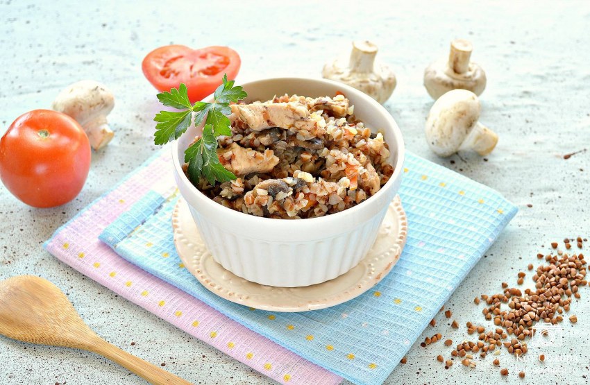 Гречка с шампиньонами и курицей в сливочном соусе