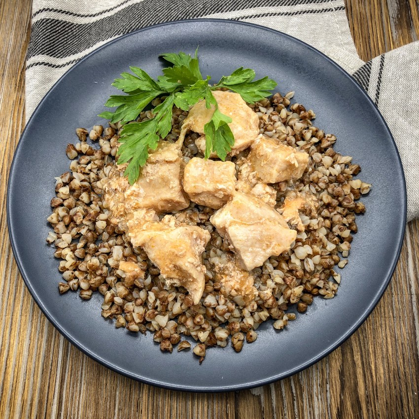 Филе курицы с овощами и гречкой