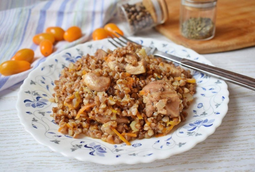 Гречка с курицей и салатом