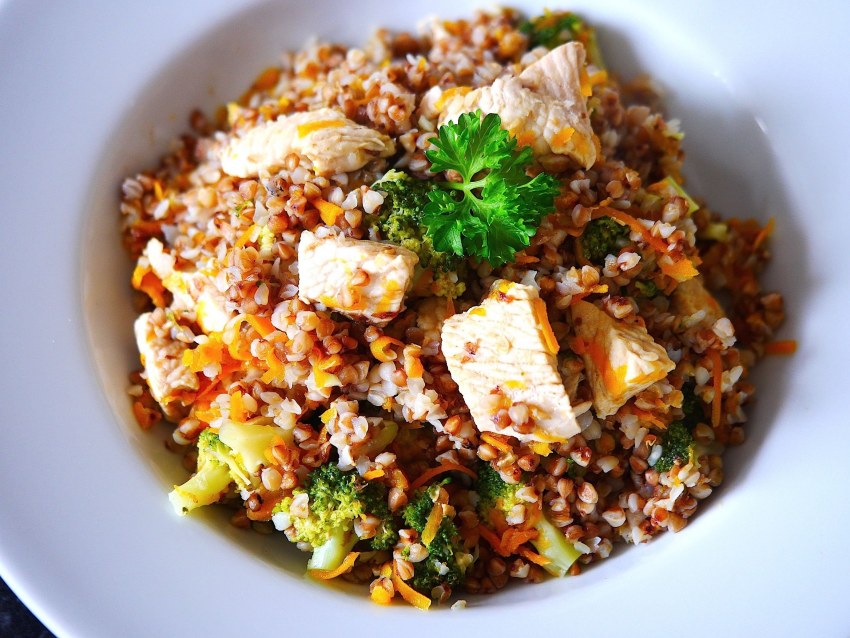 Гречка с курицей и овощами в духовке